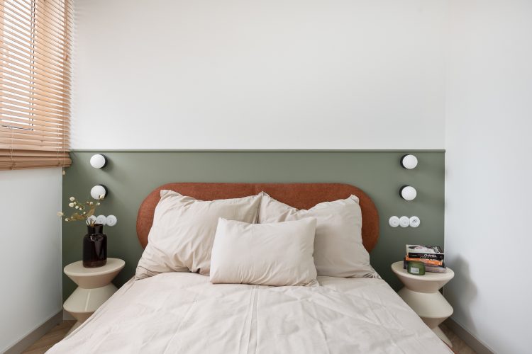 nowoczesne wnętrze z kolorowymi meblami