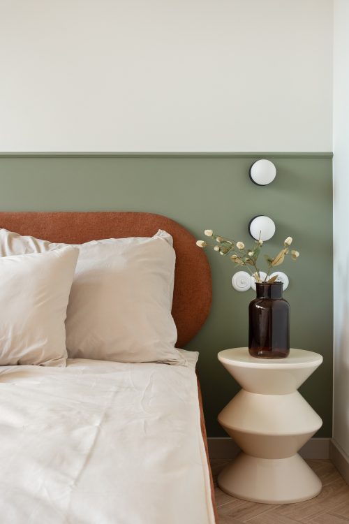 nowoczesne wnętrze z kolorowymi meblami