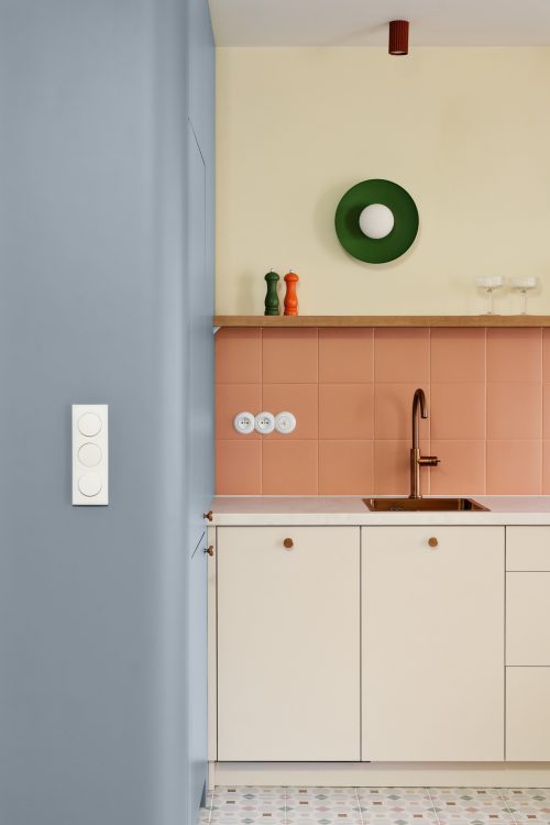 nowoczesne wnętrze z kolorowymi meblami