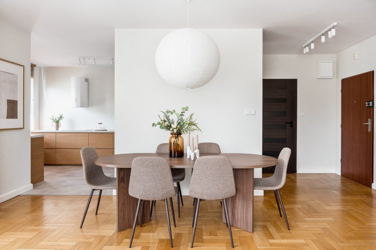 jasne, klasyczne wnętrze