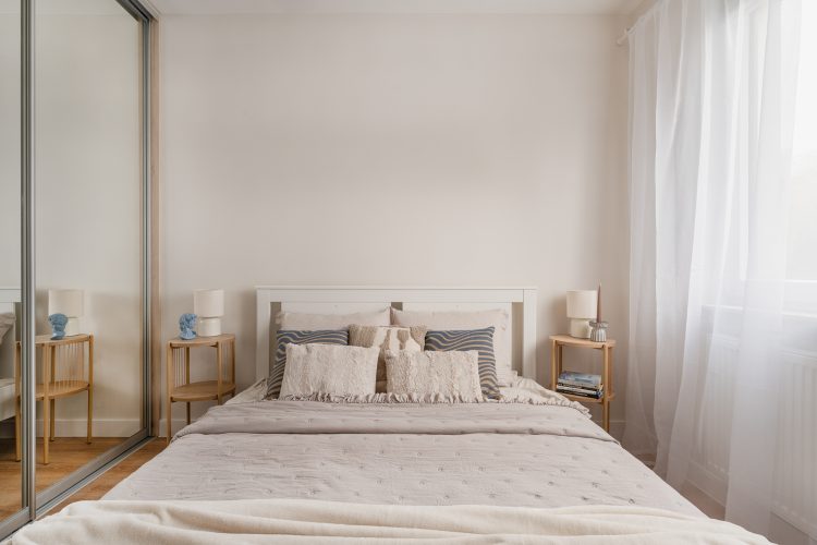 jasne wnętrze z drewnianymi akcentami