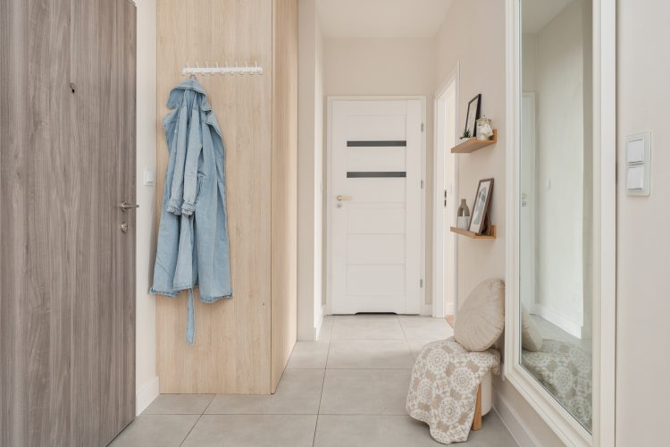 jasne wnętrze z drewnianymi akcentami