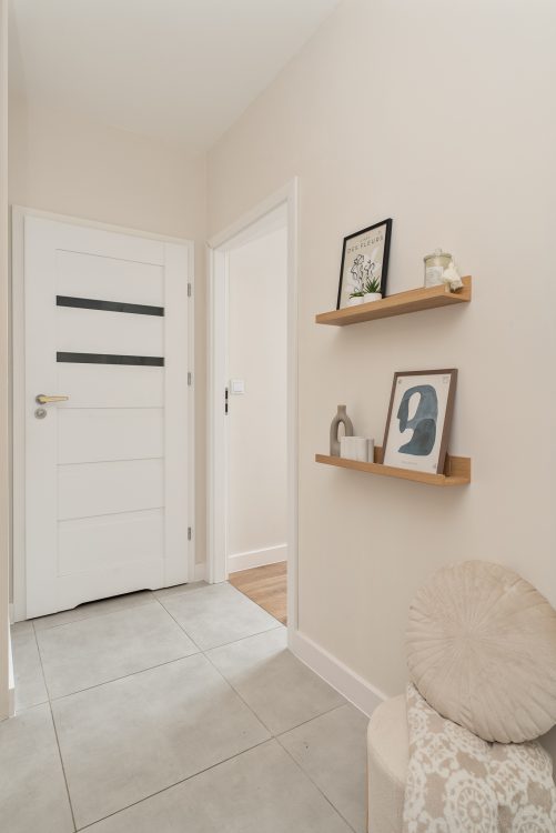 jasne wnętrze z drewnianymi akcentami