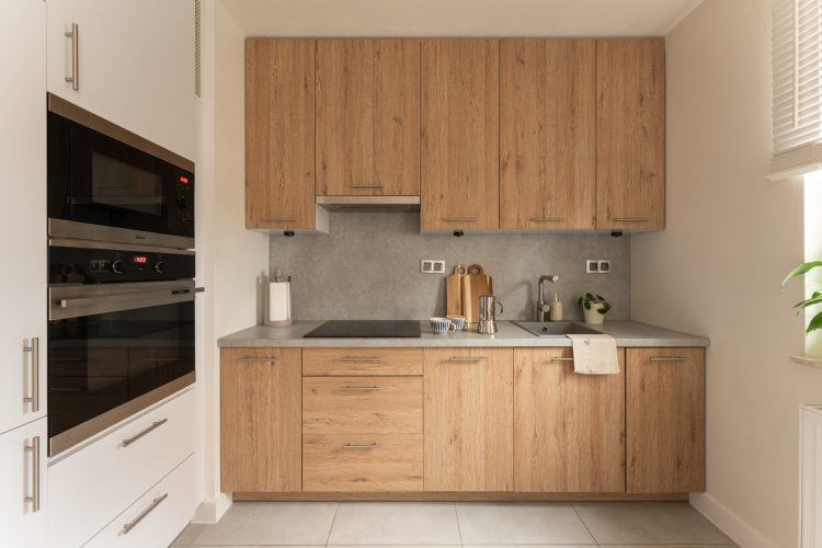 jasne wnętrze z drewnianymi akcentami