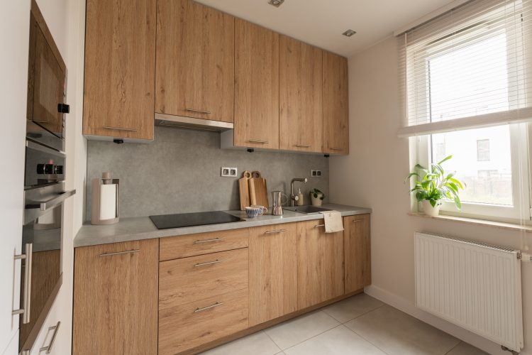 jasne wnętrze z drewnianymi akcentami