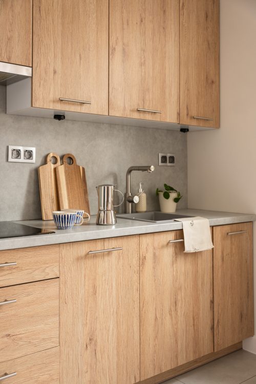 jasne wnętrze z drewnianymi akcentami