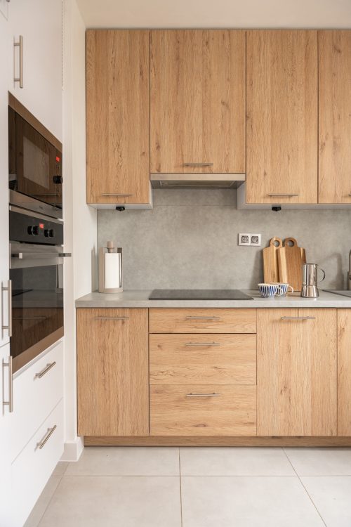 jasne wnętrze z drewnianymi akcentami