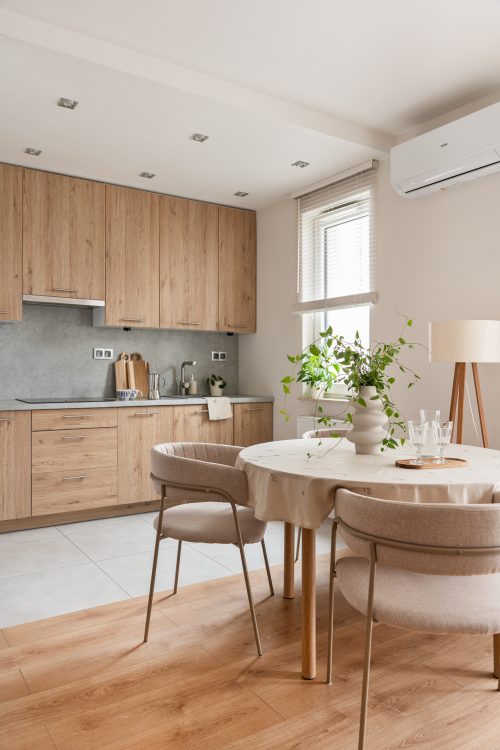 jasne wnętrze z drewnianymi akcentami