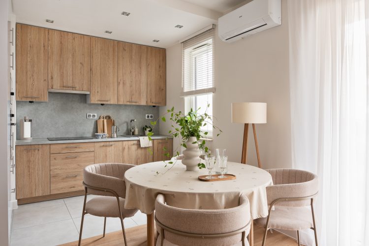 jasne wnętrze z drewnianymi akcentami