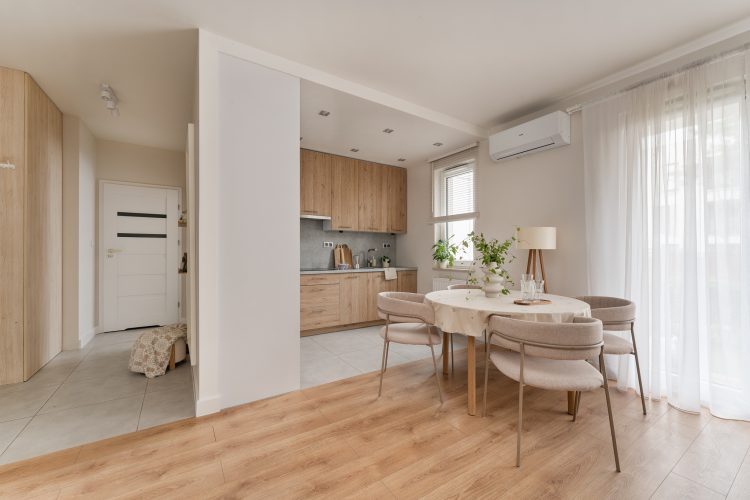 jasne wnętrze z drewnianymi akcentami