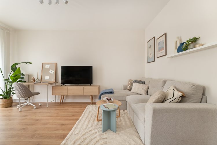 jasne wnętrze z drewnianymi akcentami