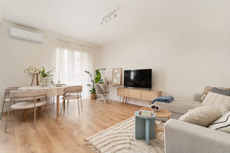 jasne wnętrze z drewnianymi akcentami