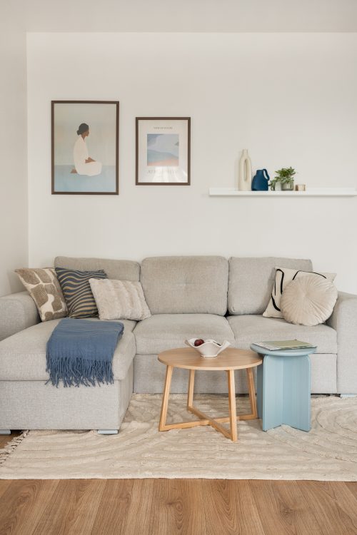 jasne wnętrze z drewnianymi akcentami