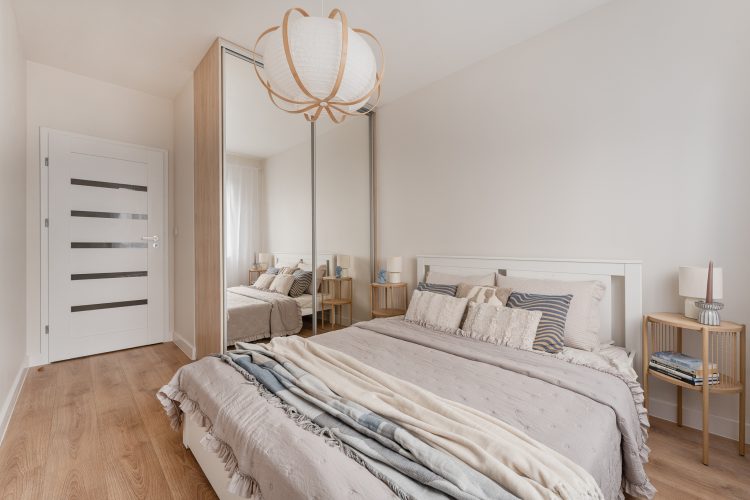 jasne wnętrze z drewnianymi akcentami