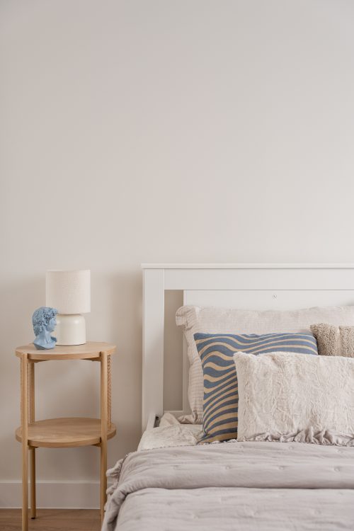 jasne wnętrze z drewnianymi akcentami