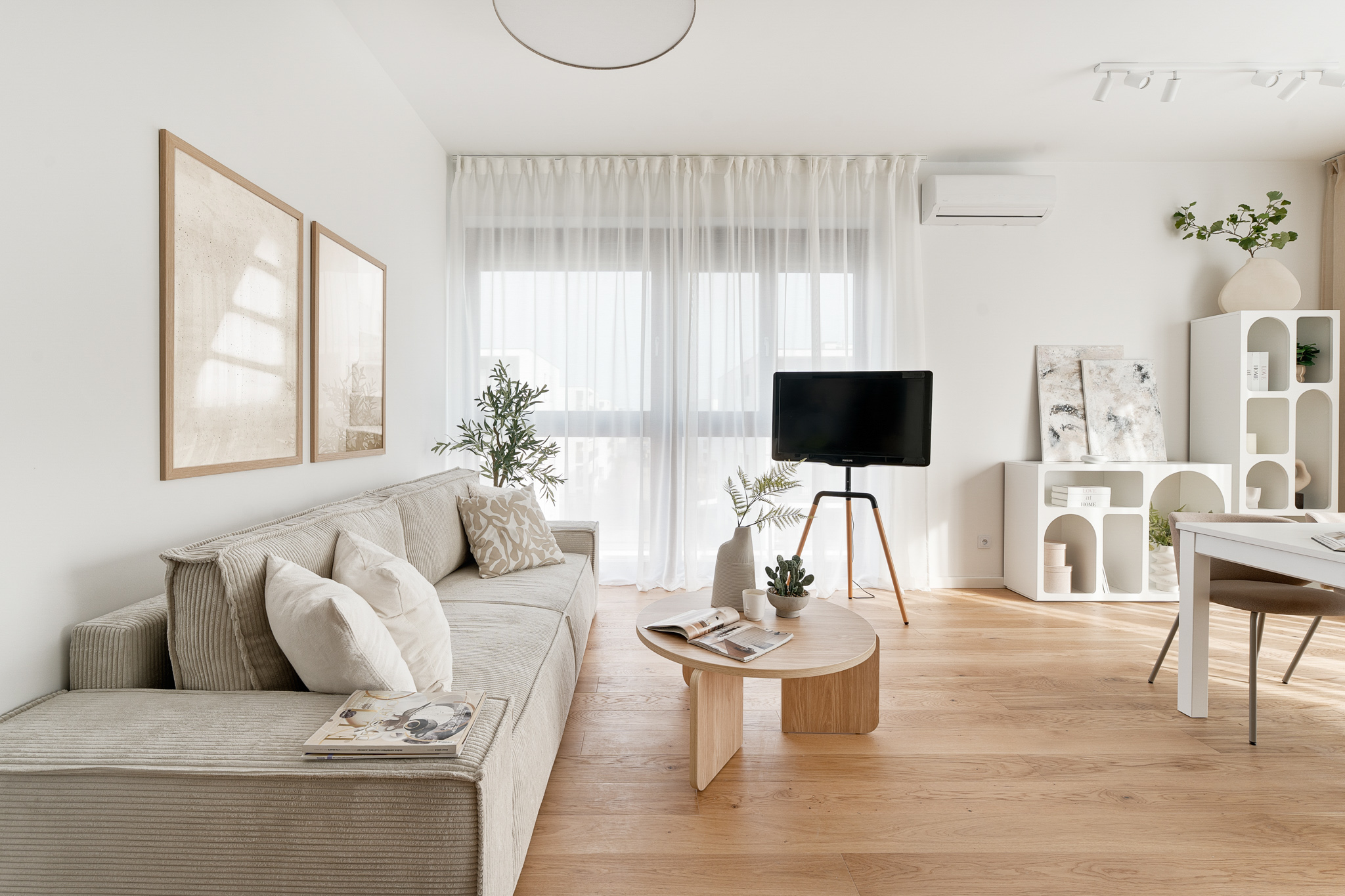 jasne, słoneczne wnętrze