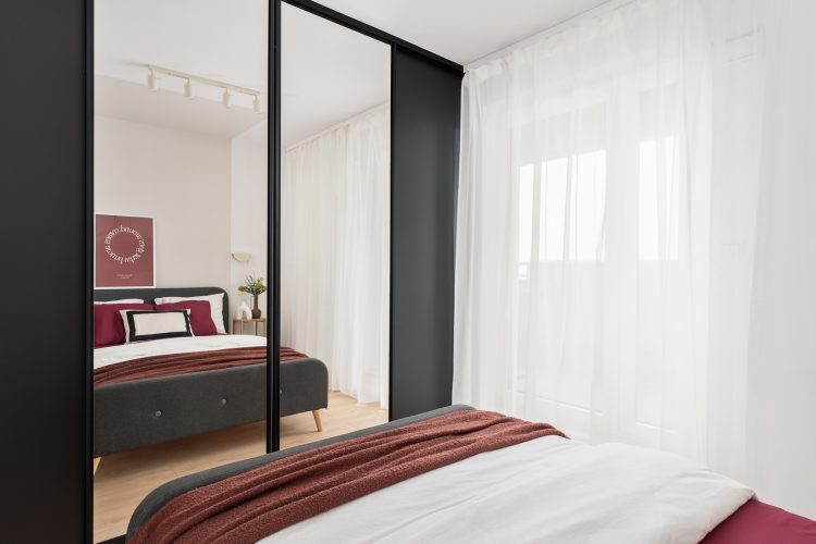 jasne wnętrze z dekoracjami