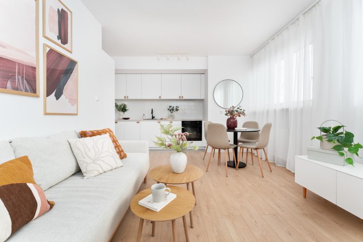 jasne wnętrze z dekoracjami