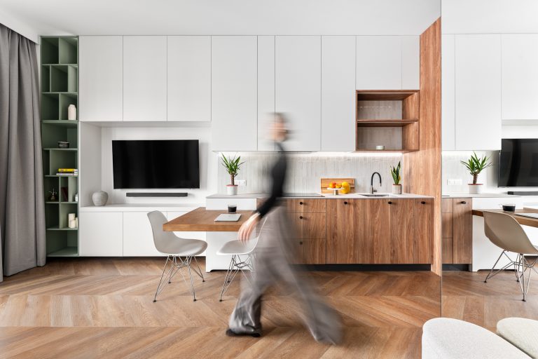 jasne wnętrze z osobą, fotografia wnętrz