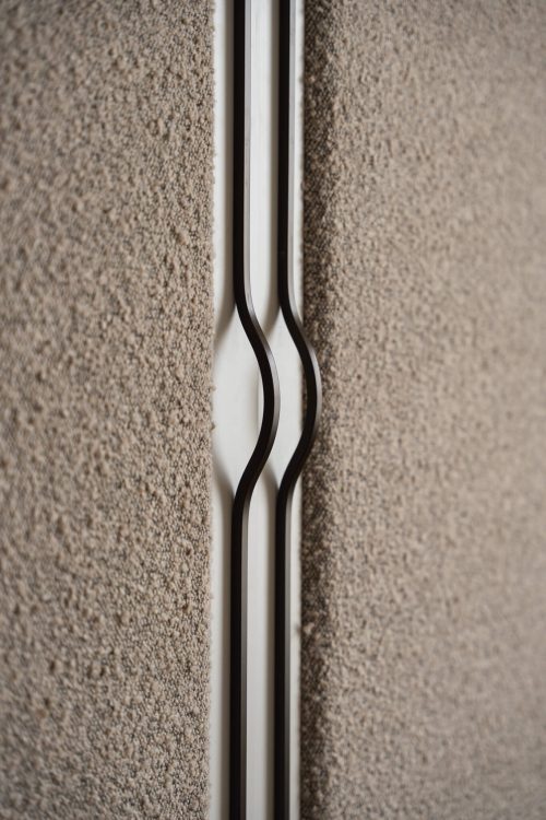 Nowoczesna sypialnia z jasnymi kolorami