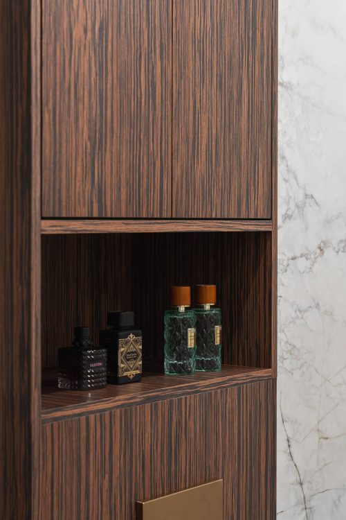 Nowoczesna łazienka z marmurowymi ścianami