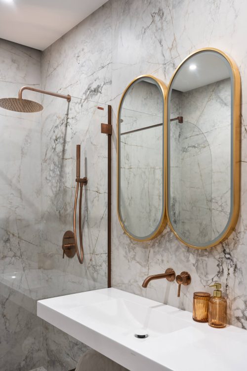 Nowoczesna łazienka z marmurowymi ścianami