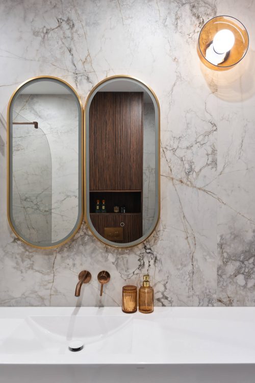 Nowoczesna łazienka z marmurowymi ścianami