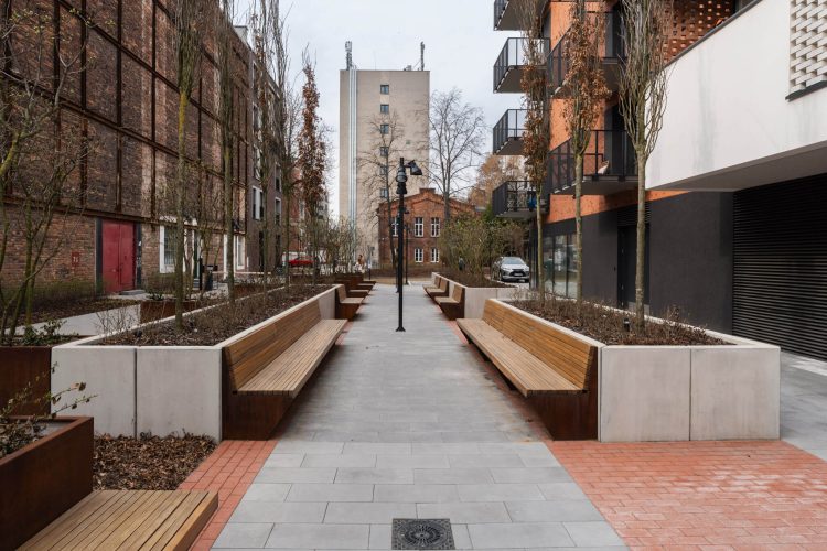 Nowoczesny budynek mieszkalny z balkonami