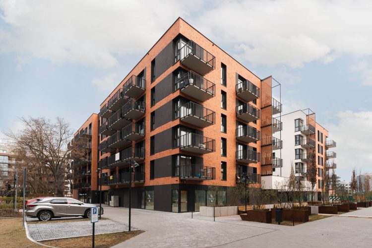 Nowoczesny budynek mieszkalny z balkonami