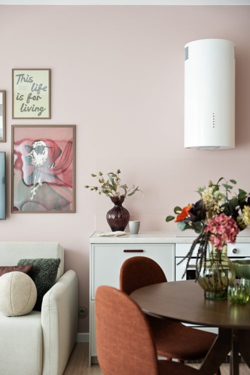 Nowoczesny salon z kwiatami i obrazami