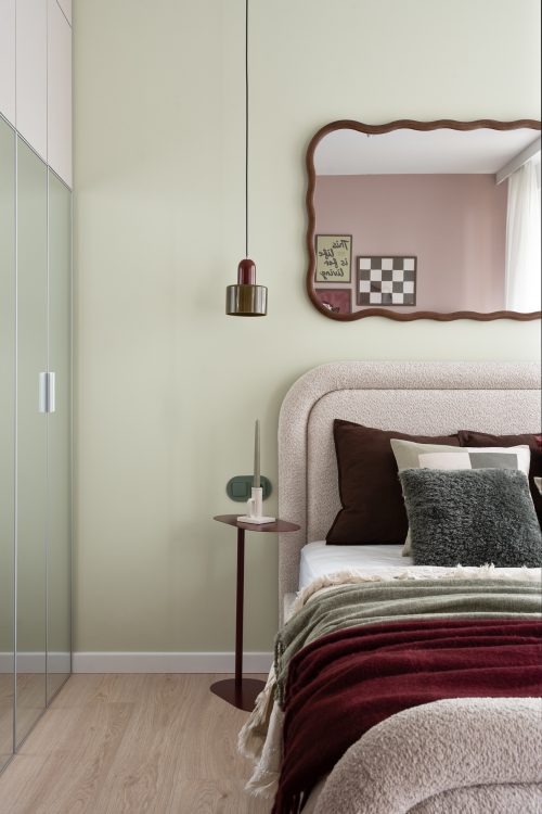 Nowoczesna sypialnia z eleganckimi dodatkami.