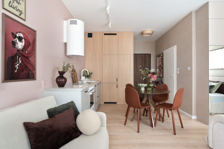 Nowoczesny salon z kwiatami i obrazami