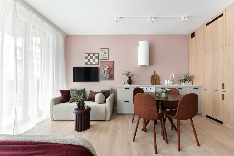 Nowoczesny salon z kwiatami i obrazami